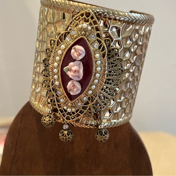 Cuff bracelet reworked with vintage jewelry added gold pink flowers - Picture 5 of 7